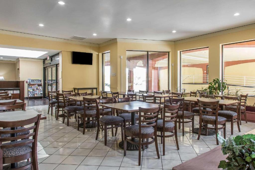 Regency Inn & Suites New London Mystic Exterior foto
